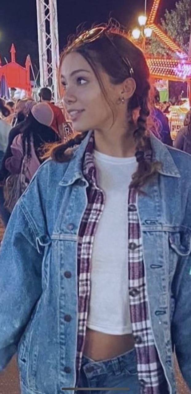 Anyone know this chick? #7XhA8K3Q