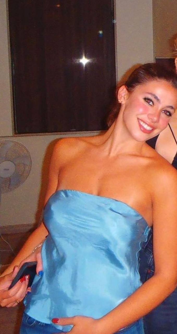 Anyone know this chick? #UPxqfQAa