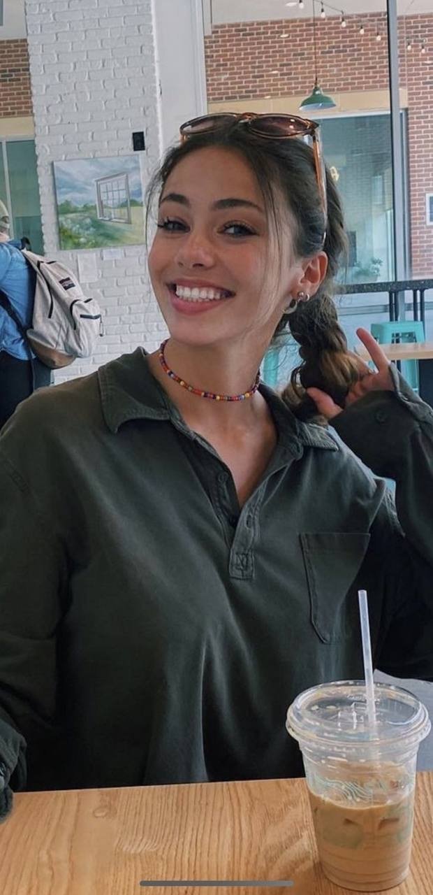 Anyone know this chick? #jUtGj5Pl