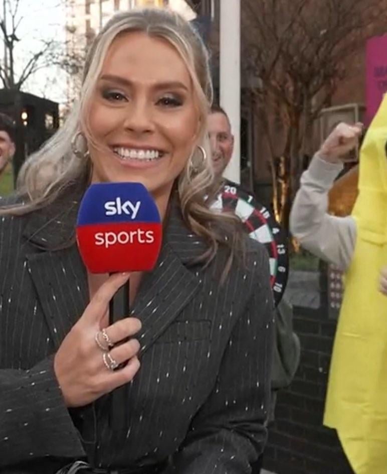 Emma Paton - Fit Sky Sports Presenter π₯π₯π₯ #VRrIR9Yr