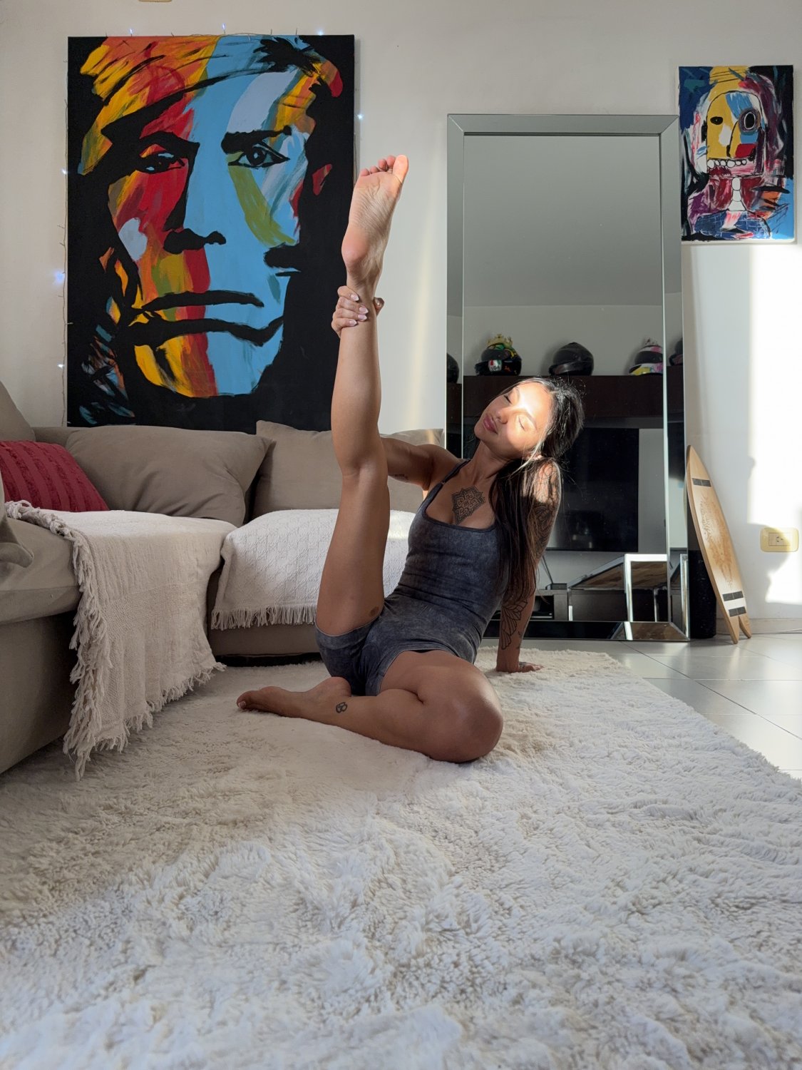 Leave a comment if you're jerking off to my feet 🤭 #66mVOwe0