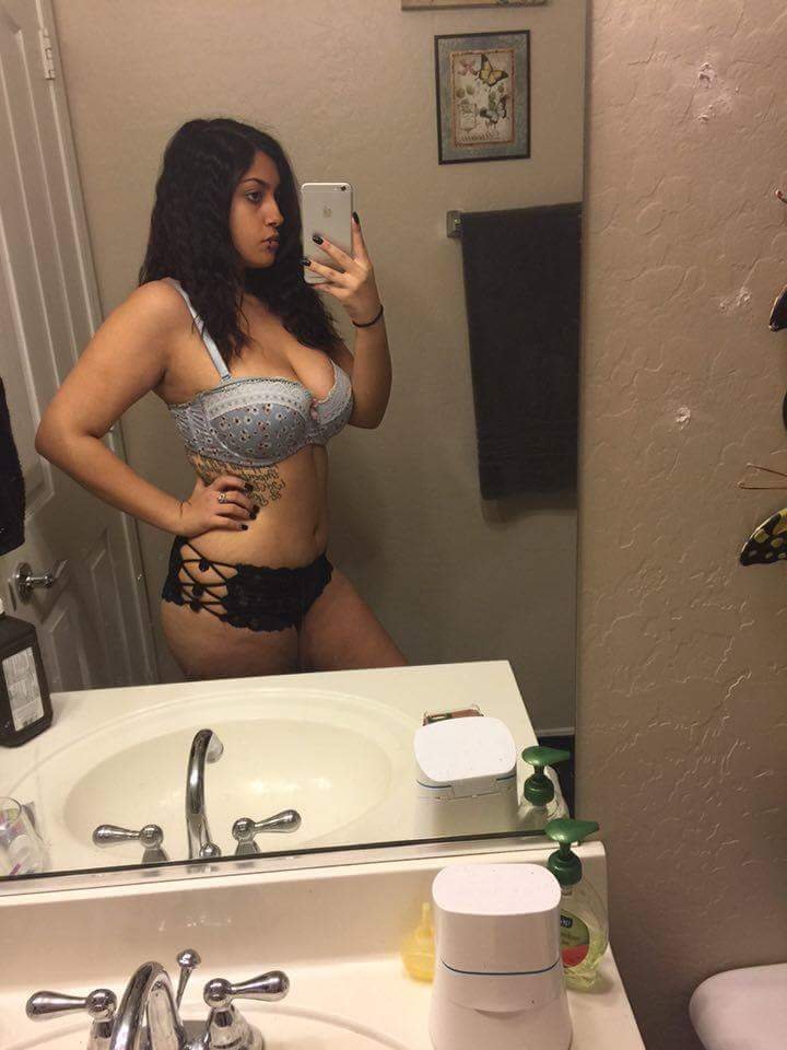 Random slut Alyssa showing off tits #9e6wb8Rp