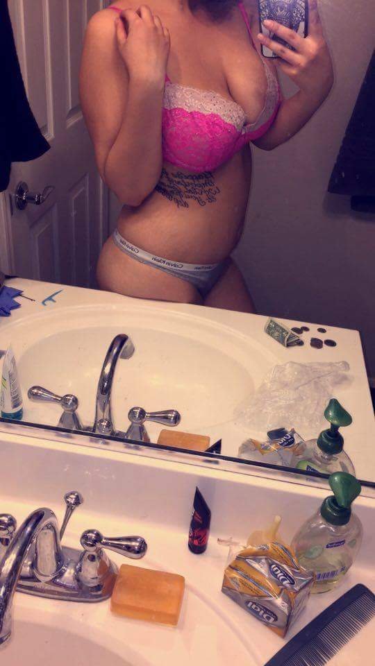 Random slut Alyssa showing off tits #JjIG0MOn